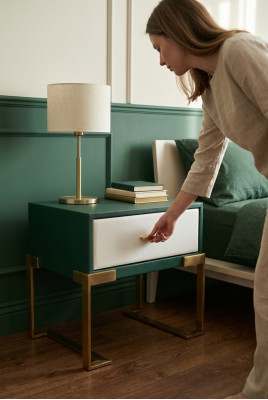 Table de chevet design en métal avec décoration brillante pour la chambre à coucher.