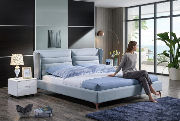 Lit design en bois. Cadre de lit double de luxe moderne pour chambre d'hôtel.