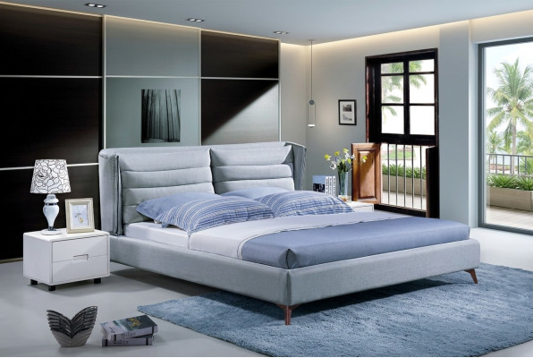 Lit design en bois. Cadre de lit double de luxe moderne pour chambre d'hôtel.
