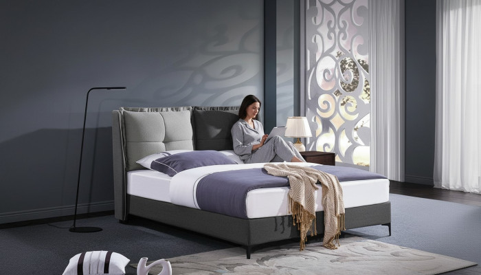 La conception des revêtements de lit. Lits doubles de luxe pour hôtel, chambre de nuit de mariage en cuir.