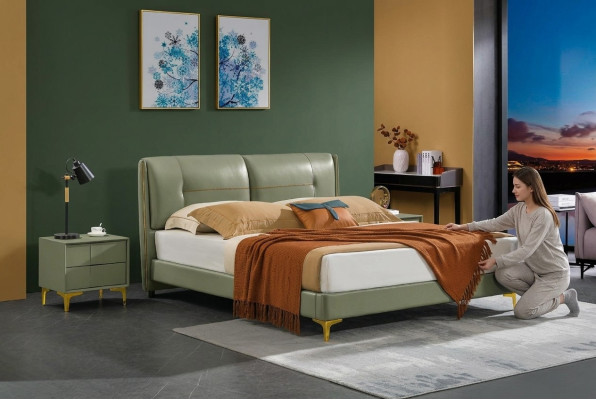 Conception de literie avec rembourrage en cuir pour lit double de luxe dans une chambre d'hôtel.