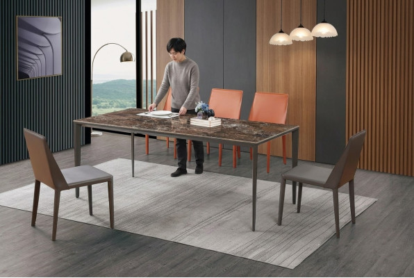 Table à manger de luxe - Table de salle à manger en métal avec un design en imitation marbre