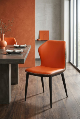 Ensemble de chaises de salle à manger modernes en cuir et en bois avec assise et rembourrage.
