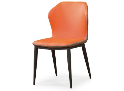Ensemble de chaises de salle à manger modernes en cuir et en bois avec assise et rembourrage.