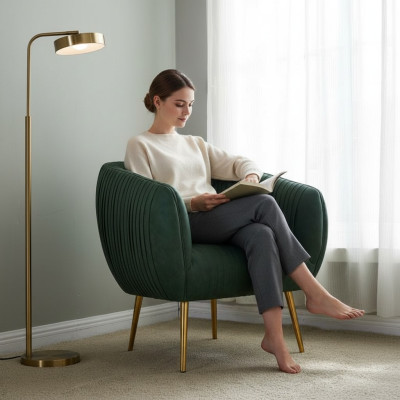Salon de luxe, nouveau fauteuil relax en métal, design d'aménagement, salon de club avec tapisserie.