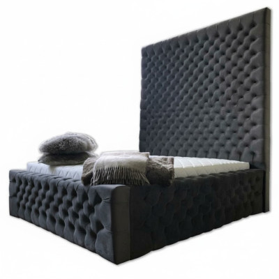 Lit Chesterfield design moderne dans un style de luxe moderne avec une haute tête de lit.