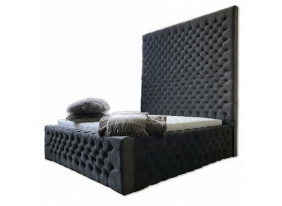 Lit Chesterfield design moderne dans un style de luxe moderne avec une haute tête de lit.