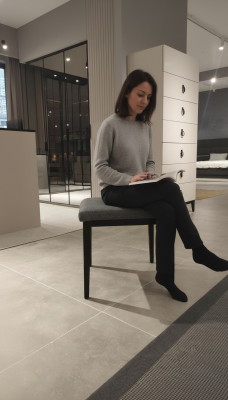 Confortable et élégant tabouret moderne en textile pour chambre.
