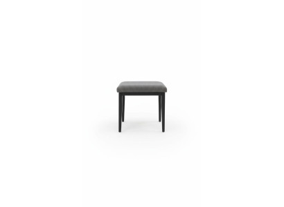 Confortable et élégant tabouret moderne en textile pour chambre.