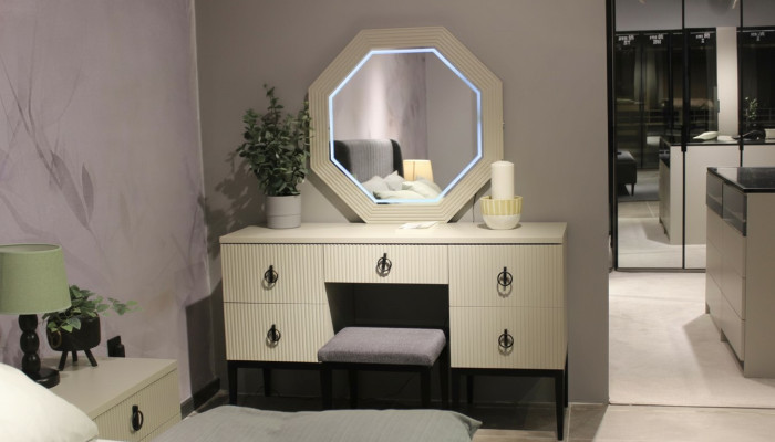 Pratique, moderne et nouvelle coiffeuse de chambre avec miroir et tabouret.