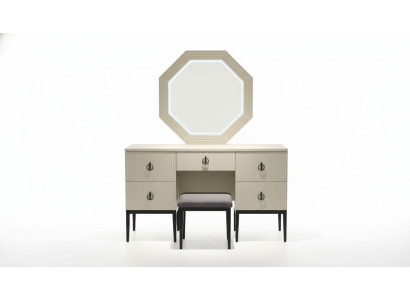 Pratique, moderne et nouvelle coiffeuse de chambre avec miroir et tabouret.