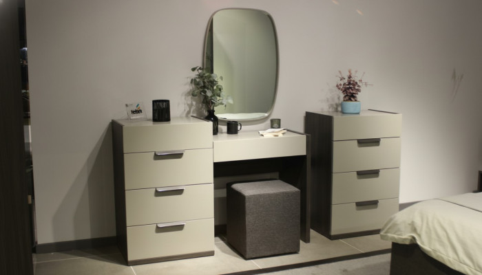 Table de toilette de conception avec miroir Meuble de chambre de luxe Tabouret 3 pièces. nouveau