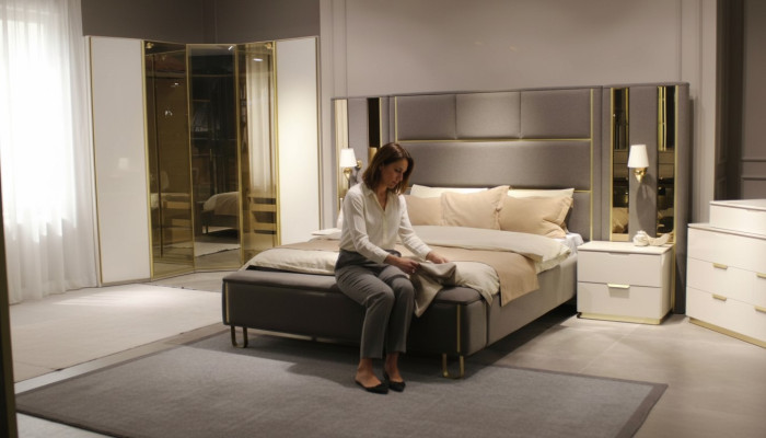 Ensemble de chambre de luxe Lit + 2x tables de chevet + Tabouret Meubles de design 4 pcs. neuf
