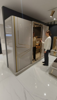 Garde-robe moderne, garde-robe de luxe, armoires en bois, verre brillant, chambre à coucher