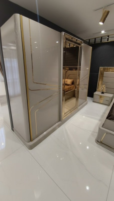 Garde-robe moderne, garde-robe de luxe, armoires en bois, verre brillant, chambre à coucher