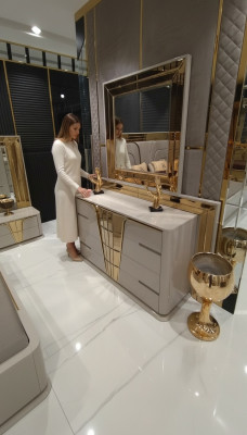 Commode moderne avec miroir Ensemble de chambre à coucher de luxe, design moderne, 2 pièces en bois.