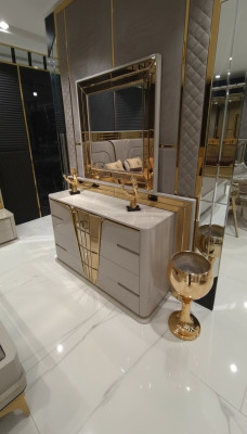 Commode moderne avec miroir Ensemble de chambre à coucher de luxe, design moderne, 2 pièces en bois.