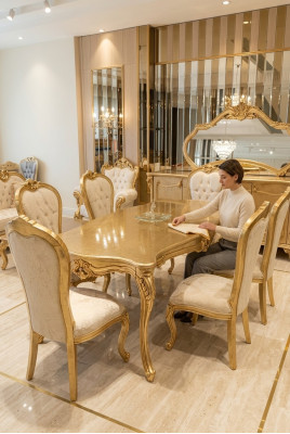Ensemble complet de 4 chaises classiques pour salle à manger en bois design, neuf.