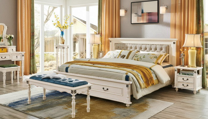 Élégant lit double avec un design en bois luxueux et une tête de lit rembourrée