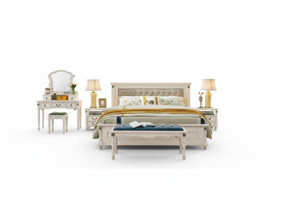 Élégant lit double avec un design en bois luxueux et une tête de lit rembourrée