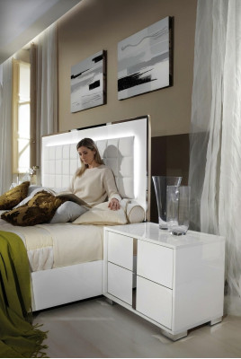Table de nuit moderne en bois blanc