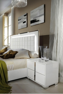 Table de nuit moderne en bois blanc