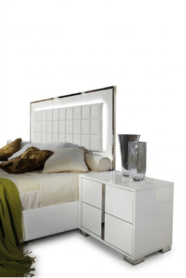 Table de nuit moderne en bois blanc
