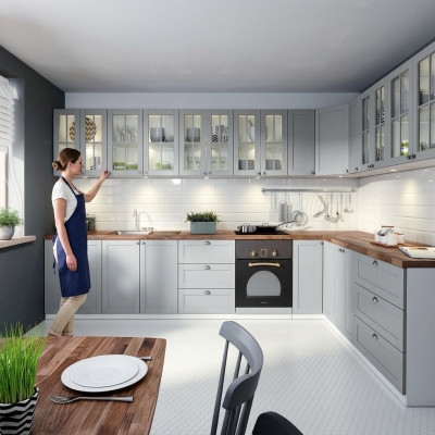 Conception de cuisine intégrée, cuisines avec armoires en verre, armoires de base en bois conçues sur mesure.