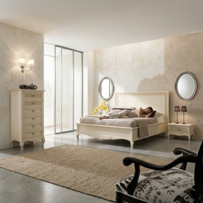 Groupe de lits de luxe classiques en bois, ensemble de chambre à coucher 4 pièces avec lit et table de chevet.