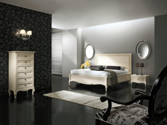 Groupe de lits de luxe classiques en bois, ensemble de chambre à coucher 4 pièces avec lit et table de chevet.