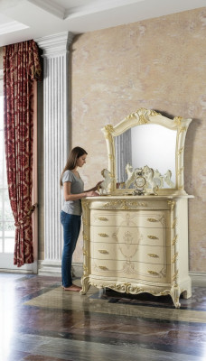Ensemble de commodes de meubles italiens 2 pièces. Commode en bois massif avec buffet et miroir.