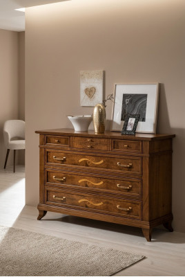 Commode en bois de style classique sur des pieds élégants pour le salon ou la chambre.