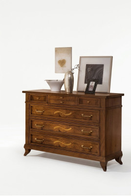 Commode en bois de style classique sur des pieds élégants pour le salon ou la chambre.