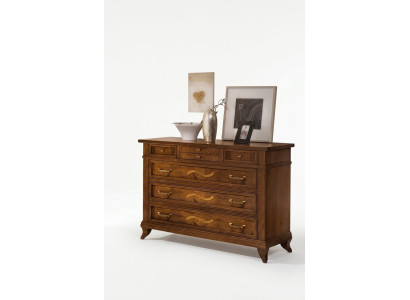 Commode en bois de style classique sur des pieds élégants pour le salon ou la chambre.