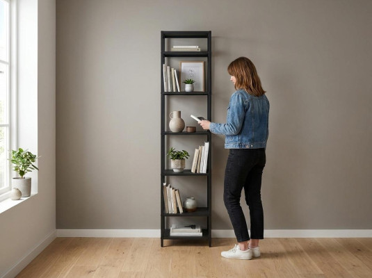 Étagère en verre et métal debout avec tablette en design moderne dans le salon noir.
