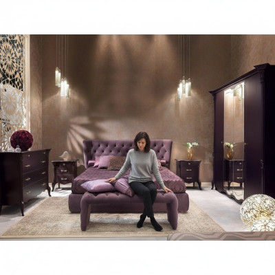 Design de literie de luxe pour lit double d'hôtel en violet de luxe.