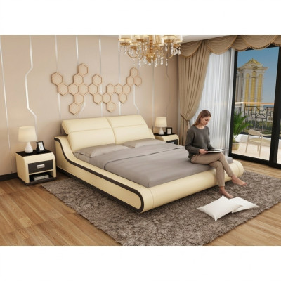 Literie décorative de luxe pour lit double de 180x200 cm dans une chambre d'hôtel.