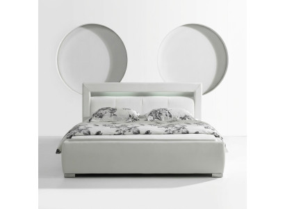 Revêtement en cuir pour lit de luxe double dans une chambre d'hôtel de mariage