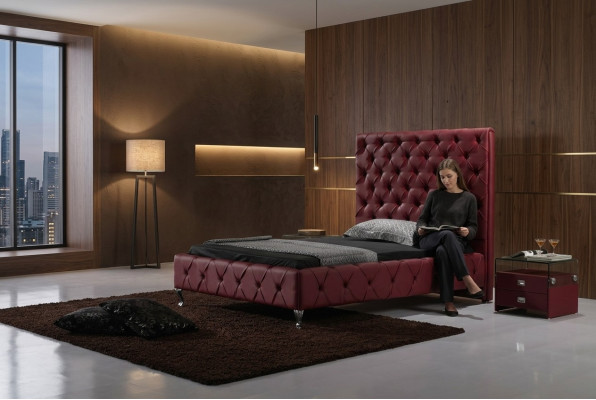 Lit design en cuir Chesterfield. Lits d'hôtel de luxe pour une chambre double.
