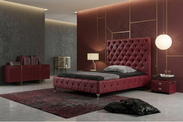 Lit design en cuir Chesterfield. Lits d'hôtel de luxe pour une chambre double.