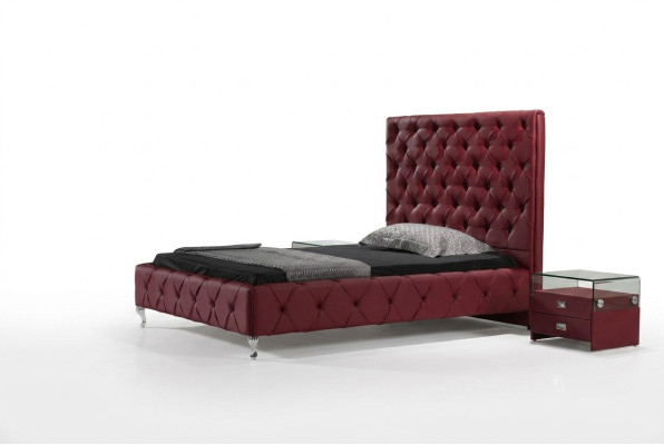 Lit design en cuir Chesterfield. Lits d'hôtel de luxe pour une chambre double.