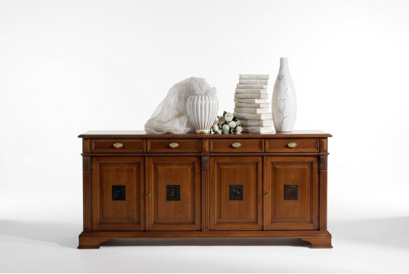 Commode luxueuse avec 4 portes et 4 tiroirs de couleur marron.