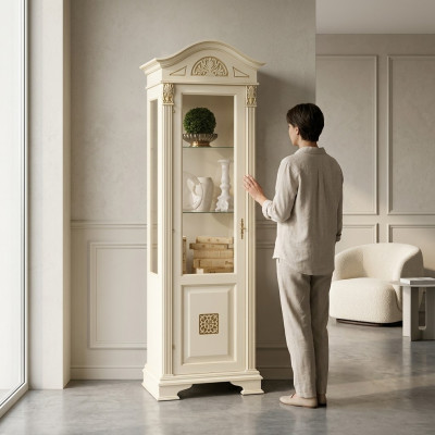 Élégant cabinet de présentation en verre baroque avec des décorations filigranes.