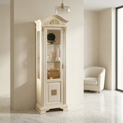 Élégant cabinet de présentation en verre baroque avec des décorations filigranes.