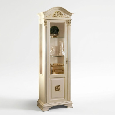 Élégant cabinet de présentation en verre baroque avec des décorations filigranes.