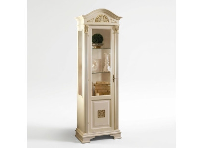 Élégant cabinet de présentation en verre baroque avec des décorations filigranes.