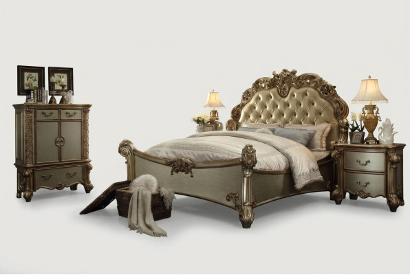Ensemble de chambre à coucher de luxe au design comprenant un lit, 2 tables de chevet, une commode et une suite de décoration.