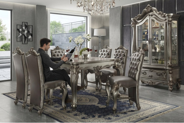 Ambiance de salle à manger gris classique avec table à manger carrée design et chaises Chesterfield en cuir, 7 pièces.