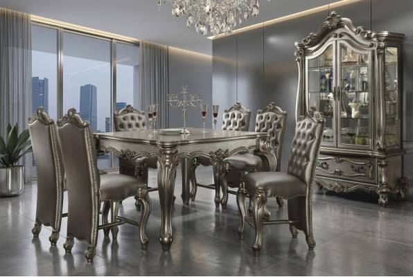 Ambiance de salle à manger gris classique avec table à manger carrée design et chaises Chesterfield en cuir, 7 pièces.