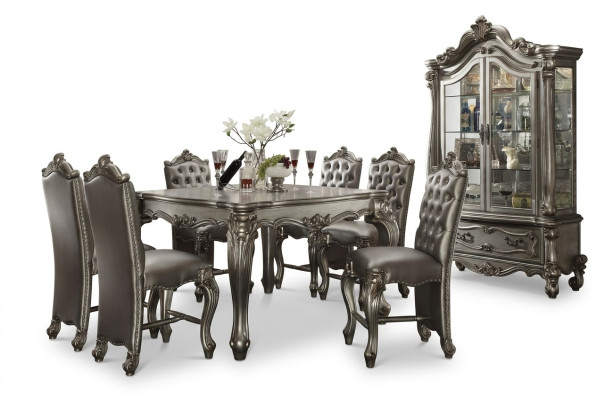 Ambiance de salle à manger gris classique avec table à manger carrée design et chaises Chesterfield en cuir, 7 pièces.